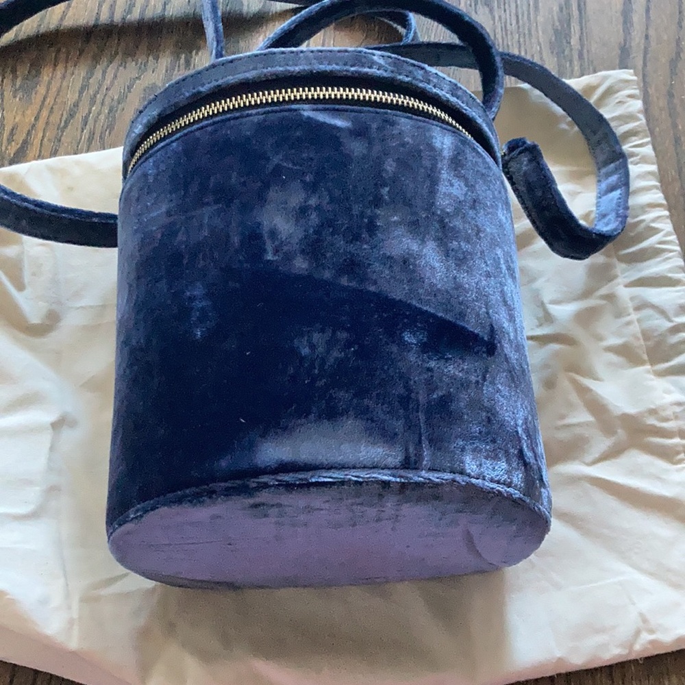 STAUD ‘vitti’ velvet bucket bag in navy blue - Picture 14 of 16